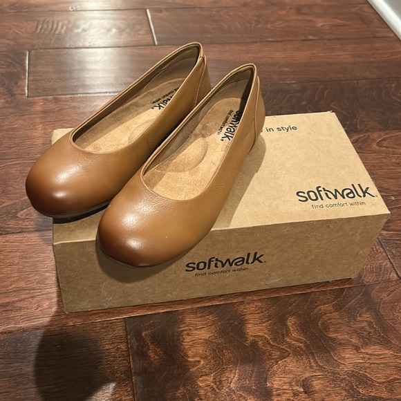 SoftWalk Shoes - NWT Softwalk Women's Tan Flats